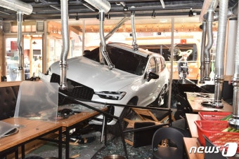 송파구 방이동 고깃집에 SUV 돌진…인명피해 없어