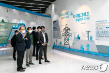 친환경 에너지 4차산업 선도 지역 설명 듣는 안도걸 차관