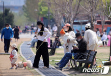 초여름 날씨에 한강공원으로 나온 시민들