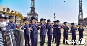 北 화성지구서 경제선동을 하는 인민예술축전 참가자들