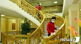 코로나19 방역사업 중인 北 삼지연 밀림원 일꾼