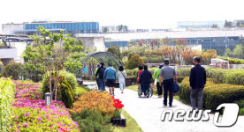 거리두기 전면해제,  세계 최대 정부세종청사 옥상정원 재개방