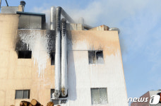 대구 3공단 안경공장 화재 약 3시간만에 진화…3명 부상(종합)