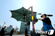 다시 펴지는 무더위 그늘막