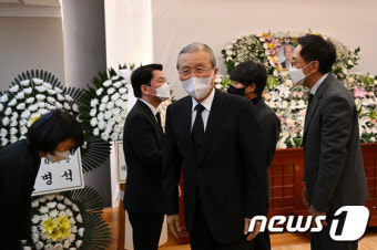 안철수 인수위원장 부친 빈소 찾은 김종인 전 국민의힘 총괄선대위원장