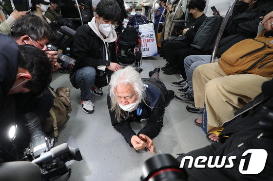 전장연, 장애인권리 입법 촉구 시위 재개하며 서울 4호선 운행에 차질