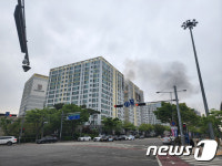 상무지구 고층 아파트서 불…연기 가득 거리