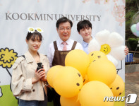 임홍재 국민대 총장, 재학생들과 즐거운 인생 네 컷