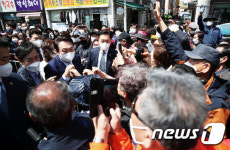 윤석열 당선인, 부산 반송큰시장 방문