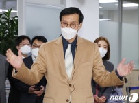 이창용 한은 총재 원화 절하폭 다른 국가 비해 심한 편 아냐