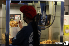 시식대 조리·고소한 팝콘냄새…활기 찾는 대형마트·영화관