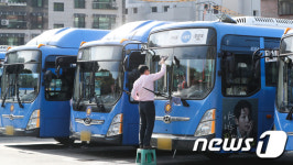 극적 타결로 계속 달리는 버스