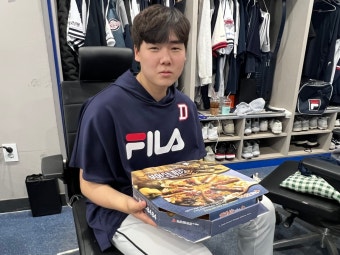 두산 최승용, 선수단에 데뷔 첫 승 기념 피자 선물…