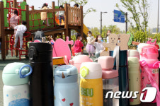 다가온 학교 정상등교, 코로나19 예방 위한 개인물병 놓인 놀이시설