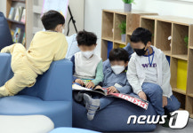 학교에서 책 읽는 어린이들