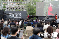 다시 일상으로, 야외공연 재개