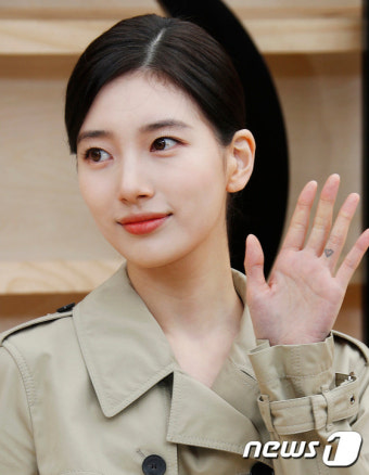 수지, 하트 손인사