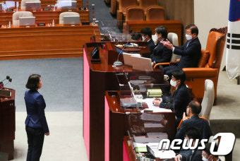 국회의장에 항의 발언하는 배현진