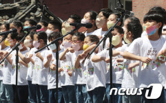 율동에 맞춰 합창하는 역사어린이 합창단