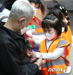 어르신께 카네이션 달아드리는 아이들
