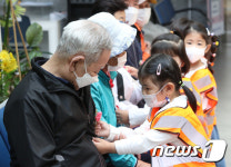 팔달노인복지관, 카네이션 전달행사 진행
