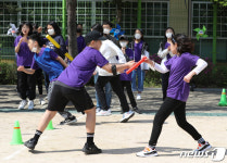 아이들 눈 아래 얼굴을 보다니…3년만의 체육대회, 학교 활동 기지개