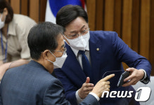 강병원 與 간사와 대화 나누는 한덕수 총리 후보자