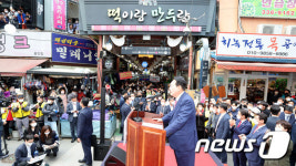 용인중앙시장 찾은 윤석열 당선인