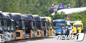 오랜만에 가득 찬 대형 차량 주차장