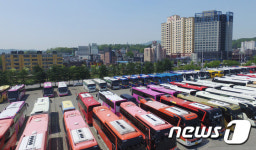 전세버스로 가득 찬 대형 차량 주차장