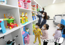 수많은 장난감에 눈 휘둥그레진 아이들