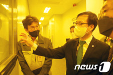 여한구 본부장, 소부장 핵심기업인 동진쎄미켐 현장 방문