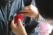 어버이날 앞두고 어르신을 위한 카네이션