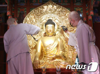 부처님오신날 앞두고 목조여래좌성 먼지 청소