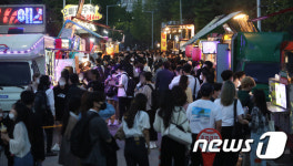푸드 트럭에서 음식 구매하려는 학생들로 붐비는 축제현장