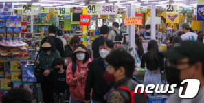어린이날, 붐비는 완구점