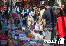 어린이날 붐비는 문구·완구거리