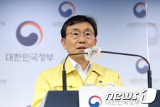 브리핑하는 권덕철 보건복지부 장관