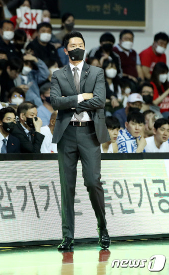 선수들 지켜보는 전희철 감독