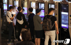 연휴 마지막 날 극장 찾은 시민들