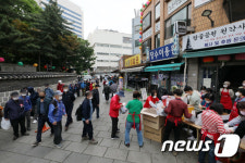 어버이날, 붐비는 탑골공원 무료급식소