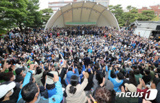 수백명 운집한 이재명 출마 선언 기자회견
