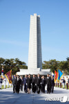 국립서울현충원 참배 마친 문재인 대통령 내외