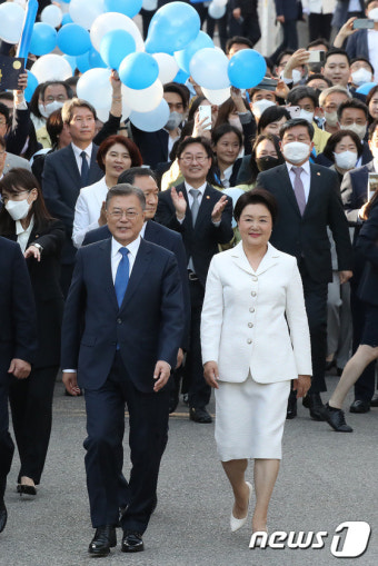 박수 받으며 청와대 나서는 문재인 대통령·김정숙 여사