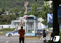 청와대 개방… 텅빈 경비 초소