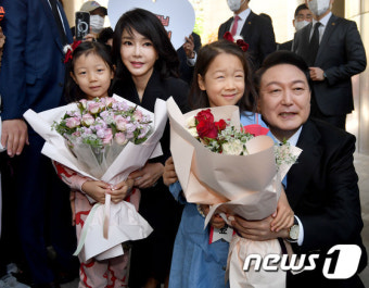 윤석열 대통령 '어린이들 고마워요'