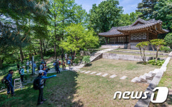 침류각 살펴보는 시민들