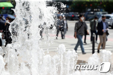 가동 시작한 서울광장 분수대