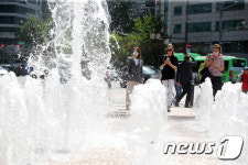 서울광장 바닥분수대 가동