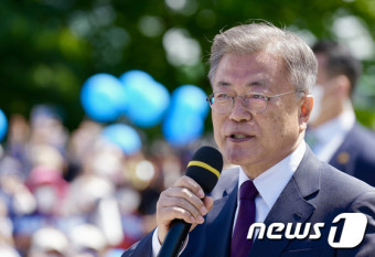문재인 전 대통령, 환영 인파 향해 인사말